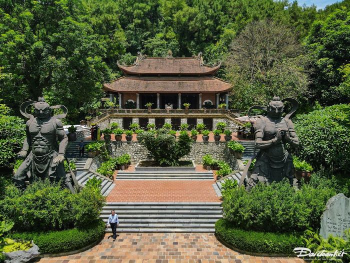 Theo tài liệu được lưu giữ tại chính quyền địa phương, ngôi chùa được xây dựng vào khoảng thế kỷ XI với quy mô lên tới hơn 100 gian và đã được nhiều đời vua ghé thăm. Ảnh: Đình Minh