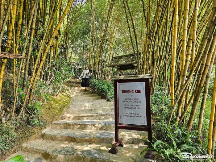 Phía sau chùa, có đường lên núi với hàng trăm bậc đá phải đi qua. Khi lên tới đỉnh, du khách có thể ngắm nhìn toàn cảnh ngôi chùa. Ảnh: Đình Minh