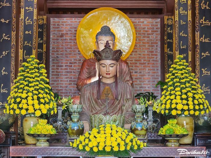 Khu vực lớn nhất tại chùa là tòa Tam Bảo. Ở chính giữa tòa Tam Bảo là tượng Đức Địa Tạng với sự hiền hậu, uy nghiêm, đặt trong tổng thể kiến trúc hài hòa lấy màu nâu, vàng, trắng làm chủ đạo. Ảnh: Đình Minh
