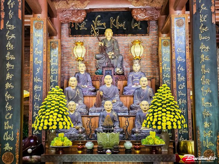 Bên phải tòa Tam bảo là nhà thờ Tổ, nơi tôn nghiêm thờ 42 đời tổ sư từng trụ trì tại chùa. Ngoài ra, nơi đây còn có tòa điện nhỏ thờ Phật bà Quan Thế Âm, Đức Ông và Đức Thánh Hiền... Ảnh: Đình Minh