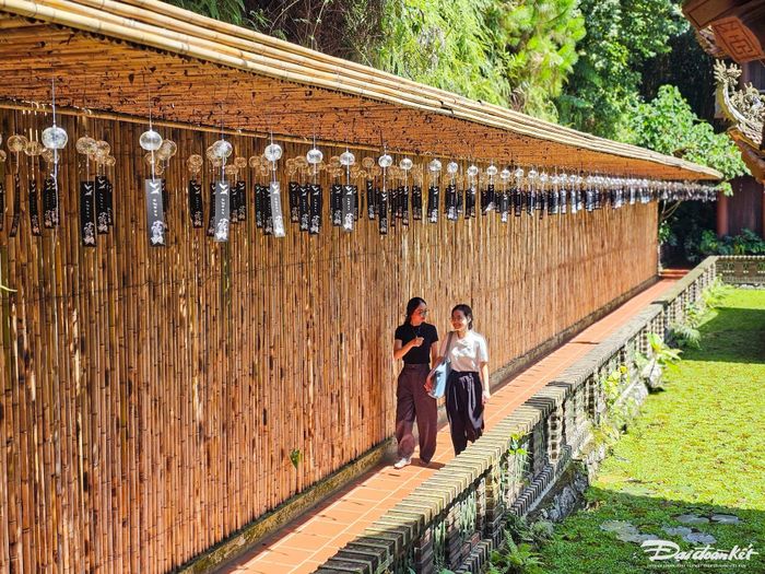 Không chỉ là chốn thờ tự linh thiêng, chùa còn là nơi sinh hoạt tâm linh, nơi trải nghiệm cuộc sống của người dân và du khách. Trong ảnh là hành lang chuông gió phía sau chùa, một điểm check-in rất đẹp. Ảnh: Đình Minh