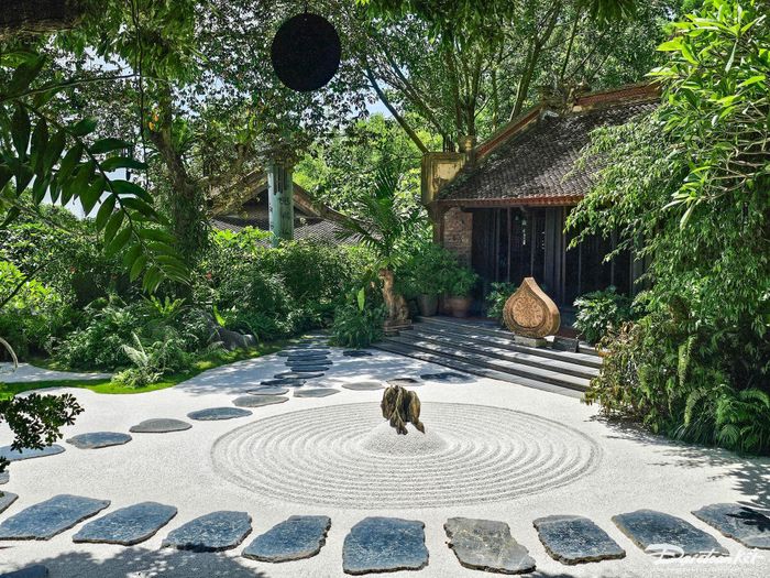 Phần sân chùa được trải sỏi màu trắng, mang ý nghĩa thiền định. Trước tổ đường có 12 vòng tròn trên nền sỏi, tượng trưng cho 12 nhân duyên của con người. Ảnh: Đình Minh