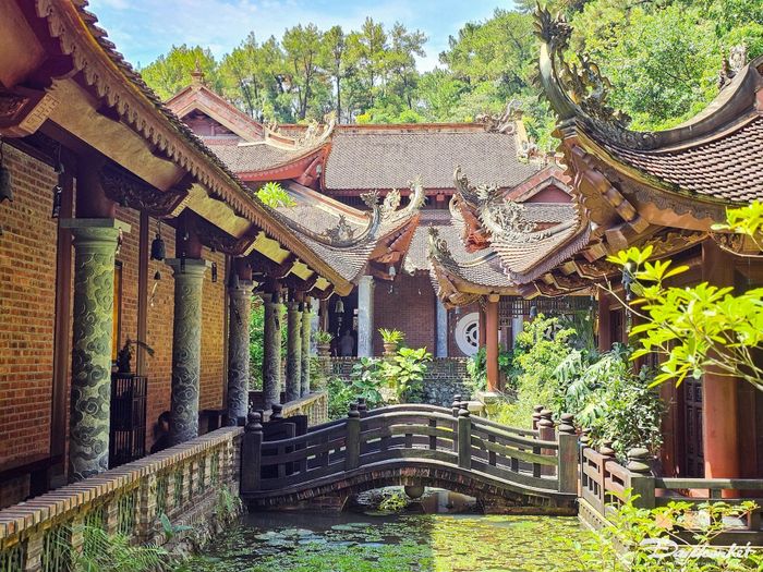 Năm 2017, chùa Địa Tạng Phi Lai được công nhận là di tích lịch sử - văn hóa cấp tỉnh. Với địa thế tựa lưng vào núi, chùa bố trí hợp lý giữa các gian thờ với các khoảng cây xanh, mặt nước, vườn sỏi mang màu sắc giáo lý đạo Phật. Ảnh: Đình Minh
