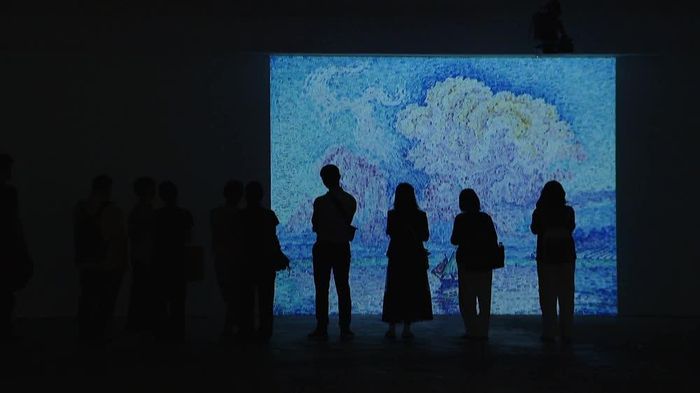 Người xem khám phá art tour “Xâu chuỗi cảm xúc”