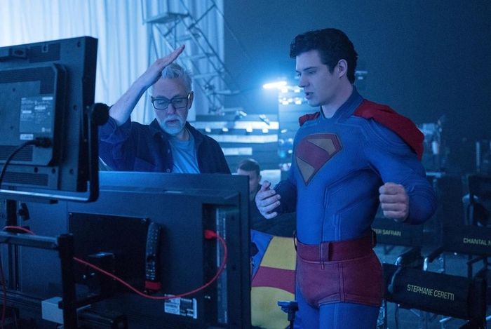 Đạo diễn James Gunn đang hướng dẫn David Corenswet trong một cảnh quay. Ảnh: AP
