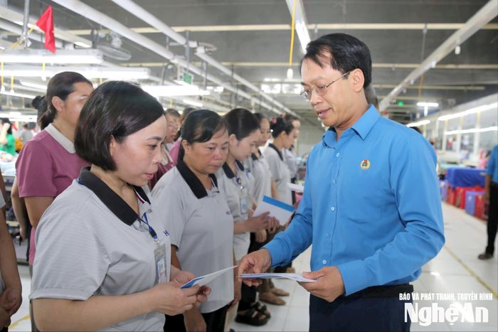Tặng quà, thăm hỏi đoàn viên, người lao động trong Tháng Công nhân năm 2025. Ảnh tư liệu: Diệp Thanh