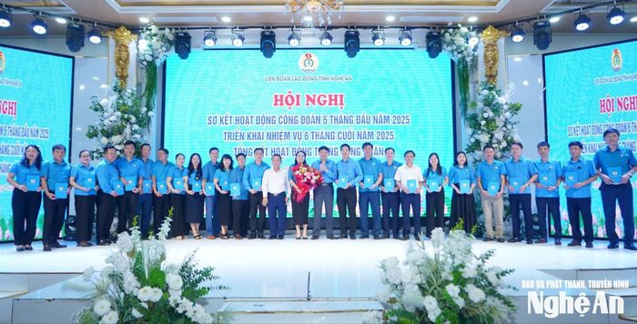 Tặng hoa tri ân đội ngũ cán bộ Công đoàn về hưu và chuyển công tác sau sắp xếp tinh gọn. Ảnh: Diệp Thanh