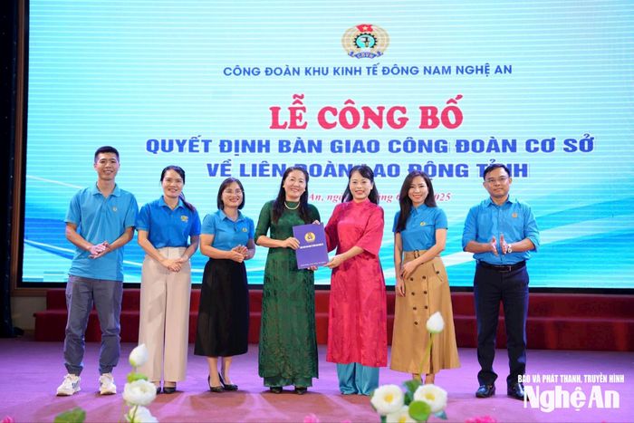 Công đoàn Khu kinh tế Đông Nam bàn giao các đơn vị Công đoàn cơ sở trực thuộc cho Liên đoàn Lao động tỉnh theo đề án tinh gọn. Ảnh: Diệp Thanh