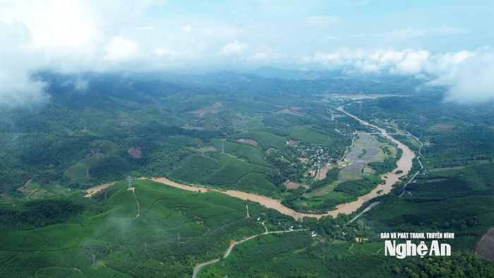 Theo Địa chí huyện Quỳ Châu (cũ), Km100 nằm đúng giữa đỉnh núi Bù Bài, chia dốc Bù Bài thành 2 tuyến địa hình: Thượng Bù Bài và hạ Bù Bài. Các dãy núi đá vôi thượng Bù Bài nằm trên địa bàn các xã Châu Thắng, Châu Tiến, Châu Bính và Châu Thuận (nay là xã Châu Tiến); còn các dãy núi đá vôi hạ Bù Bài nối liền địa bàn các xã Châu Hạnh, Châu Hội, Châu Nga (nay là xã Quỳ Châu) và tiếp giáp với vùng Như Xuân (Thanh Hóa). Ảnh: Tiến Đông