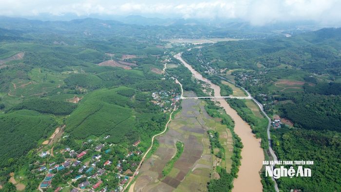 Phía Tây của dốc Bù Bài trước đây thuộc xã Châu Thắng, nay là xã Châu Tiến (được sáp nhập từ các xã Châu Thắng, Châu Tiến, Châu Bính, Châu Thuận). Trong ảnh là tuyến Quốc lộ 48 chạy dọc sông Hiếu. Ảnh: Tiến Đông