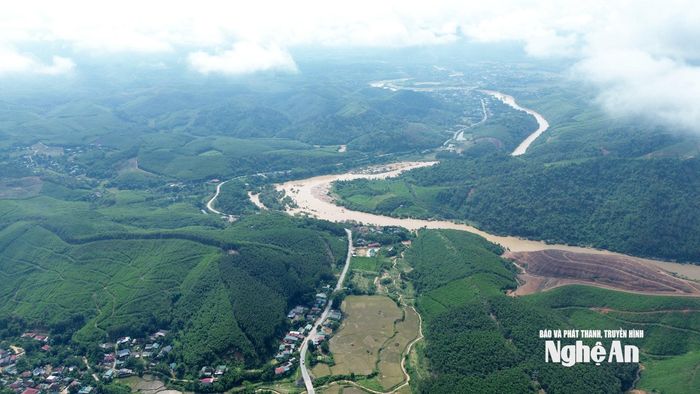 Phía Đông của dốc Bù Bài nay là xã Quỳ Châu (được sáp nhập từ các xã: Châu Hạnh, Châu Hội, Châu Nga và thị trấn Tân Lạc), vào những ngày trời nắng, đứng từ đỉnh dốc có thể nhìn thấy trung tâm của huyện lỵ Quỳ Châu cũ. Ảnh: Tiến Đông