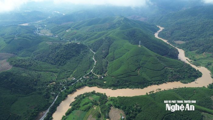 Dốc Bù Bài chạy qua núi Bù Bài không chỉ đơn thuần là một công trình giao thông, mà còn có giá trị văn hóa, lịch sử. Theo tìm hiểu của chúng tôi, trong những năm 1973, 1975, 1977, các nhà khảo cổ Việt Nam và một số chuyên gia nước ngoài đã tiến hành điều tra thu thập các dấu vết cổ sinh, cổ nhân trong hơn 40 hang động ở cả thượng Bù Bài và hạ Bù Bài, trong đó, có một số hang động đã được chính thức khai quật. Trong ảnh, con sông Hiếu uốn lượn, luồn lách qua đỉnh núi Bù Bài. Ảnh: Tiến Đông