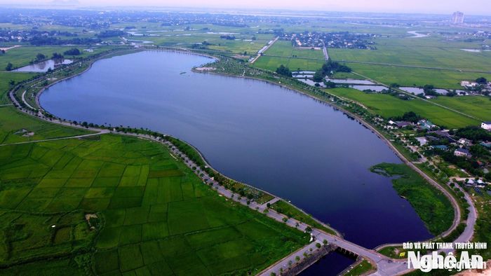 Hồ điều hòa Hưng Lộc có diện tích 53 ha có tác dụng điều tiết nước mưa cho các phường Trường Vinh, Vinh Hưng và một phần phường Vinh Phú. Ảnh: Quang An