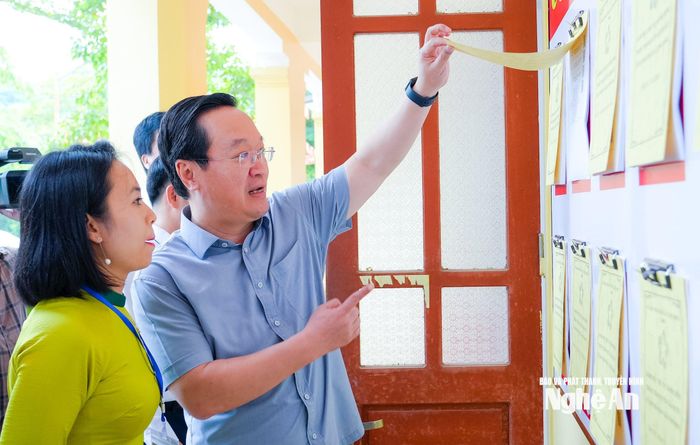 Bí thư Tỉnh ủy Nguyễn Đức Trung kiểm tra việc niêm yết bộ thủ tục hành chính tại Trung tâm Phục vụ hành chính công xã Lượng Minh. Ảnh: Phạm Bằng