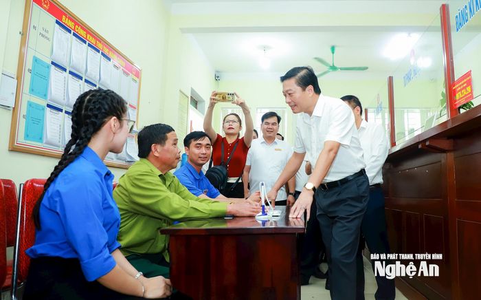 Chủ tịch UBND tỉnh Lê Hồng Vinh trò chuyện với ông Lê Xuân Hương - công dân xã Hùng Tiến, huyện Nam Đàn cũ, nay thuộc xã Kim Liên. Ảnh: Thành Duy