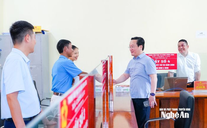 Bí thư Tỉnh ủy Nguyễn Đức Trung cùng đoàn công tác kiểm tra hoạt động của Trung tâm Phục vụ hành chính công xã Chiêu Lưu; động viên cán bộ, công chức nỗ lực, cố gắng hoàn thành tốt nhiệm vụ được giao. Ảnh: Phạm Bằng
