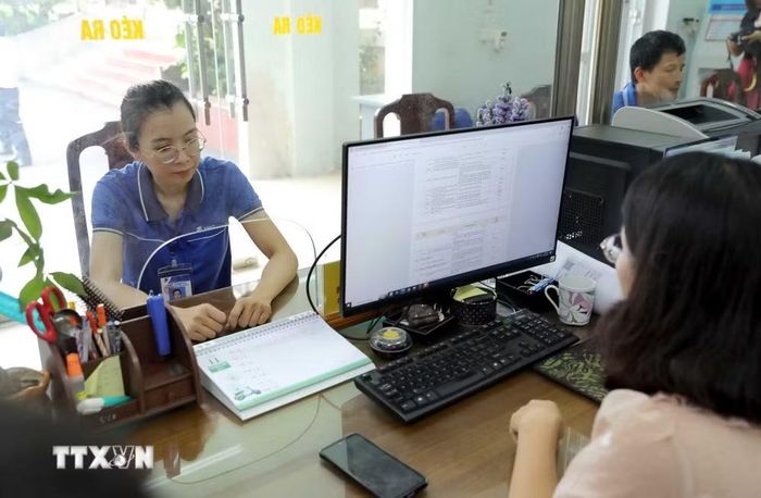Người dân đến làm thủ tục hành chính tại Trung tâm phục vụ hành chính công phường Vĩnh Phúc, tỉnh Phú Thọ. (Ảnh: PV/TTXVN)