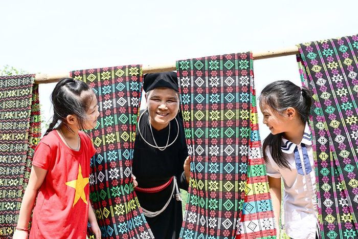 Trẻ em được hòa mình vào không gian văn hóa truyền thống của dân tộc.