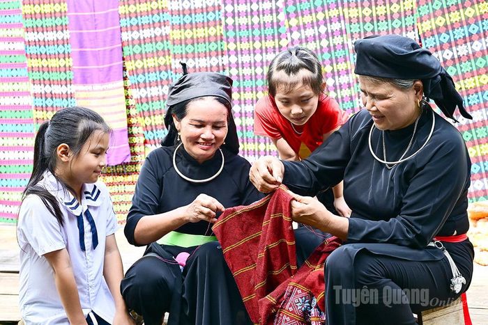 Để hoàn chỉnh những chiếc khăn thổ cẩm, công đoạn thêu thùa cũng nhiều công phu.
