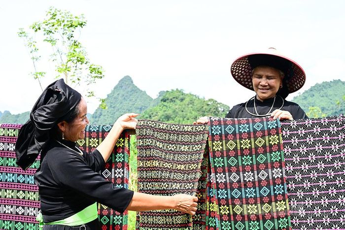Các bà, chị kiểm tra kỹ lưỡng sản phẩm trước khi xuất xưởng.