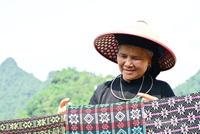 Bà Ma Thị Mậu rất hài lòng với lô hàng vừa được các chị em thêu thùa.