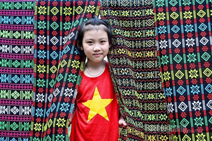 Sắc màu thổ cẩm làm cuộc sống thôn Nà Chang thêm tươi đẹp.