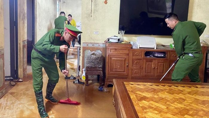  Công an phường Sa Pa hỗ trợ người dân lau dọn nước ngập và bùn đất. Ảnh: TRUYỀN HÌNH SA PA 