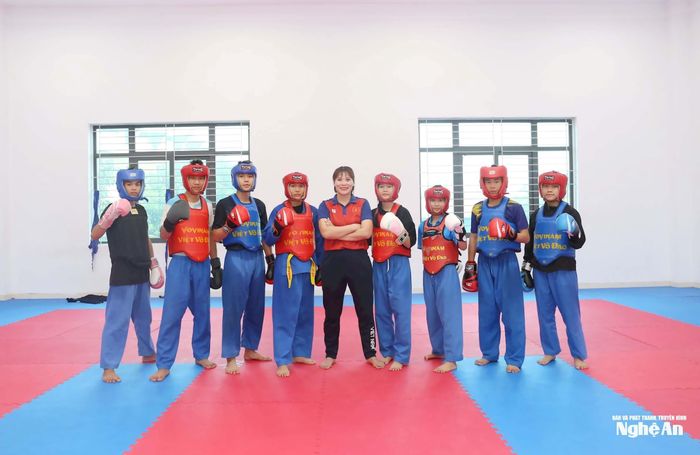 Võ sĩ Vovinam Bùi Thị Lê Thúy (SN 2009, thứ 4 từ trái sang) cùng với đồng đội và huấn luyện viên tại Trung tâm Huấn luyện và Thi đấu thể dục, thể thao Nghệ An. Ảnh: Thanh Quỳnh