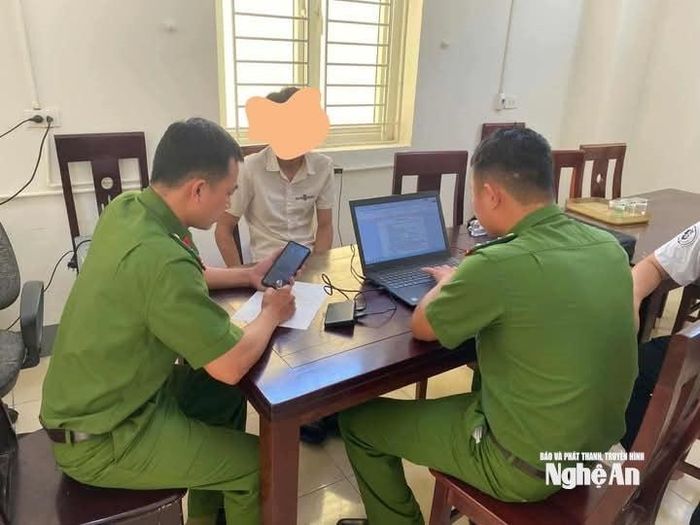 Công an xã Hưng Nguyên Nam làm việc với đối tượng chặn xe là Đ.V.T. Ảnh: NDCC