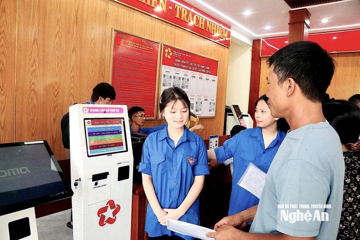 Lực lượng đoàn viên hỗ trợ người dân làm hồ sơ thủ tục tại Trung tâm Phục vụ hành chính công phường Tân Mai. Ảnh: P.V