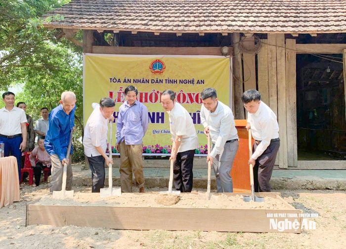 Xã Hùng Chân kết hợp với cơ quan tài trợ khởi công làm nhà ở cho người nghèo. Ảnh: Mai Hoa