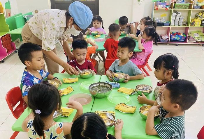 Tại Trường Mầm non Bản Nguyên, các món ăn dành cho trẻ được chế biến theo khẩu phần phù hợp với lứa tuổi, vừa dễ tiêu hóa, vừa giàu dinh dưỡng.