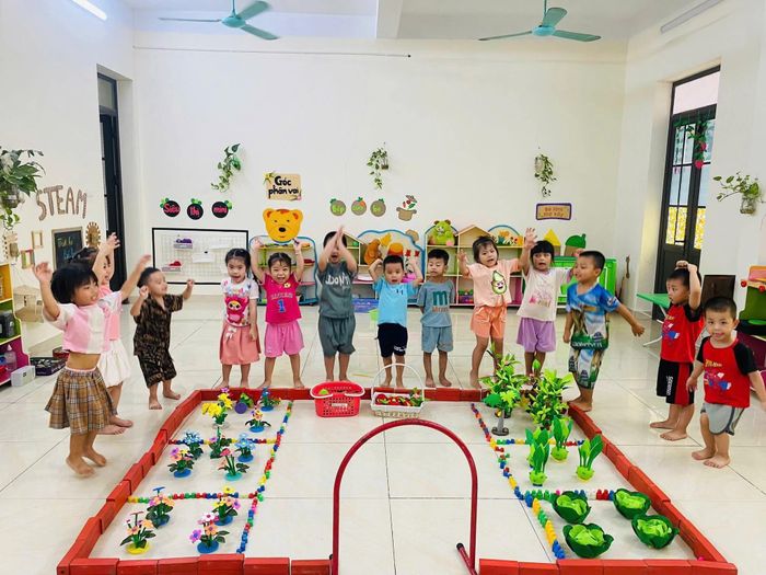 Các em nhỏ Trường Mầm non Bản Nguyên thích thú với hoạt động trải nghiệm.