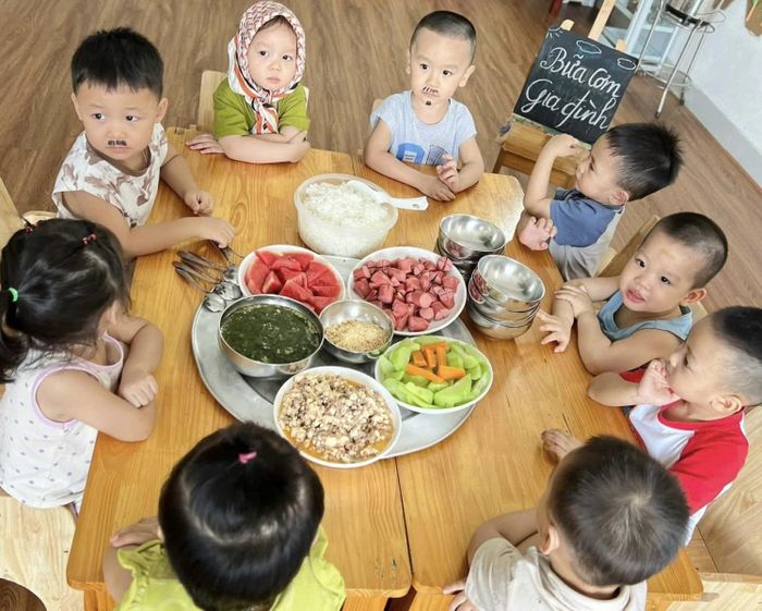 Trong hoạt động trải nghiệm “Bữa cơm gia đình” của các em nhỏ Trường Mầm non Bé Ngoan.