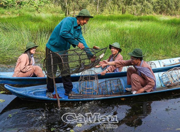 Với hệ sinh thái độc đáo, Điểm du lịch sinh thái Mười Ngọt thích hợp cho du lịch khám phá với các hoạt động trải nghiệm lấy mật ong rừng, đặt lợp, đặt lờ, câu cá…