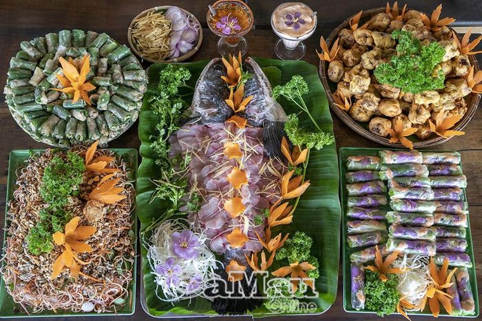 Ẩm thực đặc trưng xứ rừng U Minh Hạ chiêu đãi du khách nhiều món hấp dẫn như: gỏi nhộng ong, nhộng ong chiên bột, gỏi hoa mua, cháo cá lóc...