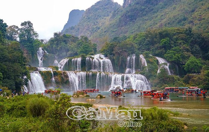 Nằm trên đường biên giới Việt - Trung, thác Bản Giốc được mệnh danh là một trong những thác nước đẹp nhất Việt Nam, là thác nước tự nhiên lớn nhất khu vực Đông Nam Á và là thác lớn thứ tư thế giới trong các thác nước nằm trên một đường biên giới.