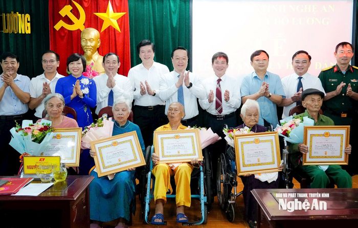 Đồng chí Nguyễn Đức Trung - Bí thư Tỉnh ủy cùng các đại biểu chụp ảnh lưu niệm cùng 5 đảng viên lão thành cách mạng được trao Huy hiệu Đảng. (Bà Nguyễn Thị Đại là người ngồi thứ hai phải sang) Ảnh tư liệu: Phạm Bằng