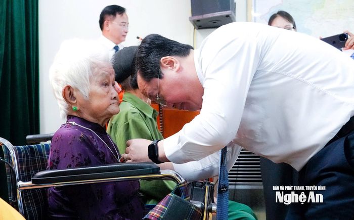 Đồng chí Nguyễn Đức Trung - Bí thư Tỉnh ủy gắn Huy hiệu Đảng cho đảng viên lão thành Nguyễn Thị Đại. Ảnh tư liệu: Phạm Bằng