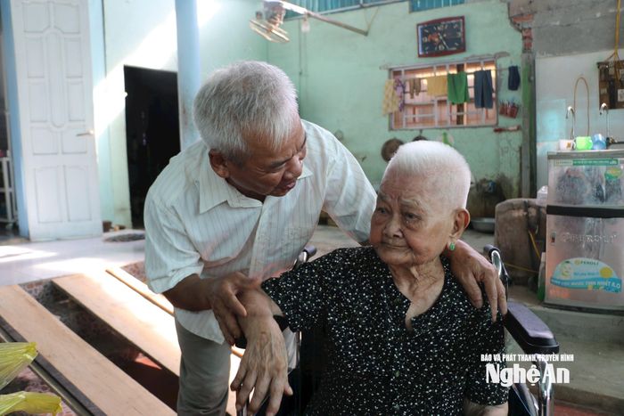 Bà Nguyễn Thị Đại bên con trai là ông Mai Văn Linh. Ảnh: Khánh Ly
