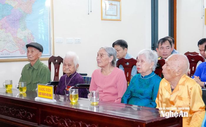 Các đảng viên lão thành cách mạng được trao Huy hiệu Đảng trong đợt 19/5/2025, bà Nguyễn Thị Đại ngồi thứ hai trái sang. Ảnh tư liệu: Phạm Bằng