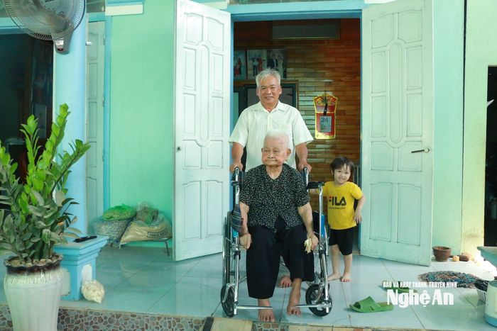 Bà Nguyễn Thị Đại luôn là tấm gương mẫu mực với con, cháu. Ảnh: Khánh Ly