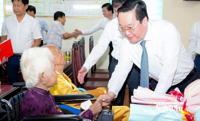 Đồng chí Nguyễn Đức Trung - Bí thư Tỉnh ủy hỏi thăm đảng viên lão thành, trong đó có bà Nguyễn Thị Đại (áo tím). Ảnh tư liệu: Phạm Bằng