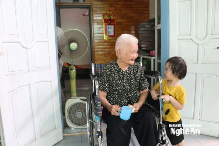 Bà Nguyễn Thị Đại hiện có 18 cháu, 19 chắt. (Trong ảnh là bà Đại và chắt nội). Ảnh: Khánh Ly