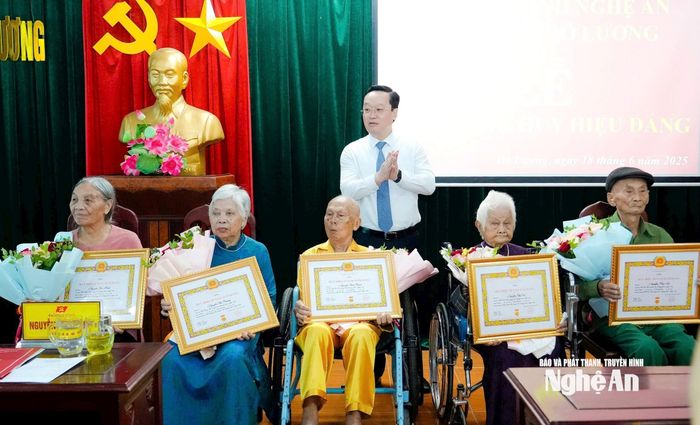 Đồng chí Nguyễn Đức Trung - Bí thư Tỉnh ủy chụp ảnh với các đảng viên lão thành. Ảnh tư liệu: Phạm Bằng
