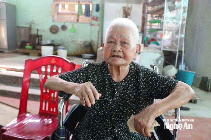 Bà Nguyễn Thị Đại - đảng viên 80 năm tuổi Đảng ở xóm 6, xã Đô Lương. Ảnh: Khánh Ly