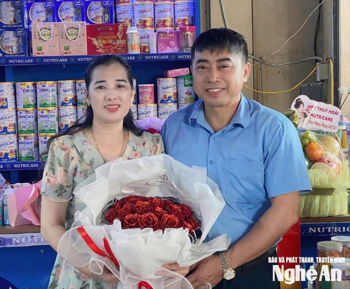 Vợ chồng anh Vương Trung Úy và chị Hà Thị Hoa. Ảnh: NVCC
