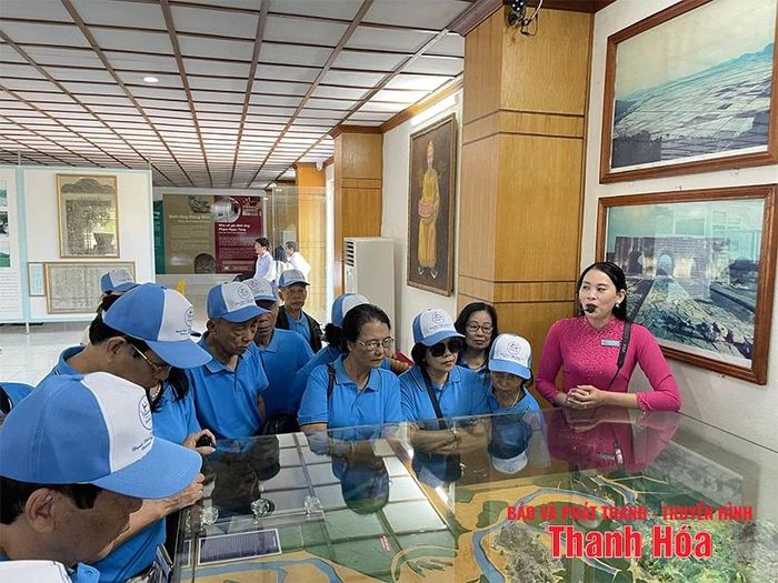 Khách tham quan tại nhà trưng bày hiện vật.