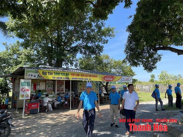 Gian hàng trưng bày, giới thiệu sản phẩm OCOP, nơi du khách trải nghiệm mua sắm.