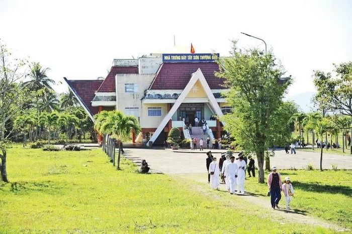 Du khách tham quan Di tích Tây Sơn Thượng đạo.